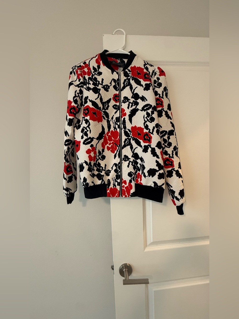 โจ GIRLS ON FILM Womenโs Floral Bomber Jacket ๐ธ Red Black White Quilted Zip Up๐ - Picture 4 of 7